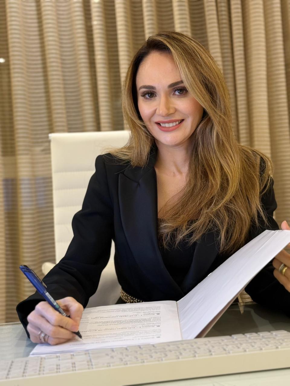 Regiane Madeira em consultoria